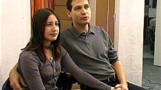 Кастинг молодая пара трахается и мастурбирует игрушками на столе в любительском видео - порно видео