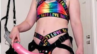 Женское доминирование с короткой стрижкой заставляет тебя подпрыгивать на массивном члене со страпоном, инструкция по дрочке - порно видео