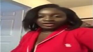 Черная женщина транслирует почти обнаженную в перископе - порно видео