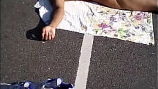 Загорать обнаженной в общественном парке - порно видео