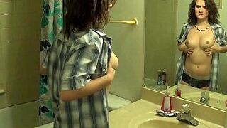 Эйден Валентайн просыпается женщиной - порно видео