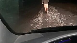 Возбужденный жеребец раздевается догола и делает снег ангела в снегу - порно видео