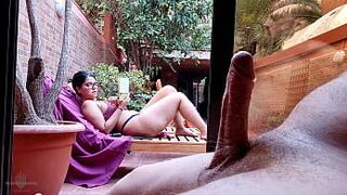 Мой пасынок достает свой большой член на террасе, возбуждается, глядя на меня за окном и показывая свою эрекцию соседям. Мои соски очень твердые, и я не ношу бюстгальтер. - порно видео