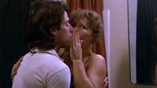 Зрелая женщина в ванной - порно видео