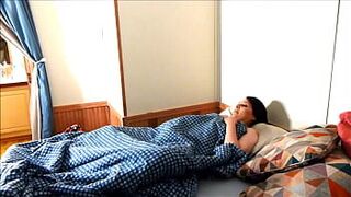 Жену застукали за мастурбацией перед камерой детектора дыма - порно видео