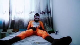 Секс-рабыня-лиса в маске продолжает мастурбировать вибратором - порно видео