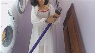 Тетя Шанталь - хорошая хозяйка, но иногда она слишком задерживается с пылесосом. - порно видео