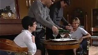 Две наивные девушки жестко трахнули - порно видео