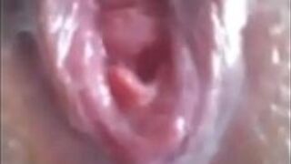 Очень крупным планом сквиртит влагалище - домашнее - порно видео