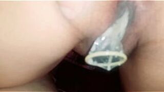 Я очень жадная, я не только проглотила свой член, но и презерватив остался в моей киске, он был очень тугим, надеюсь, я не забеременею - порно видео
