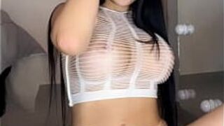 Возбужденная латина играет со своим любимым дилдо - порно видео