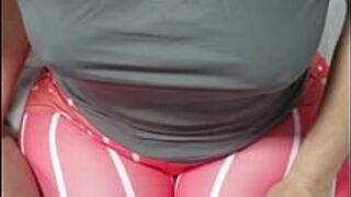 Горячая пухлая милфа с большими сиськами изменяет своему мужу-рогоносцу, пока он смотрит шоу по вебкамере - порно видео