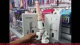 Крошечную девушку трахнули с секс-машиной - порно видео