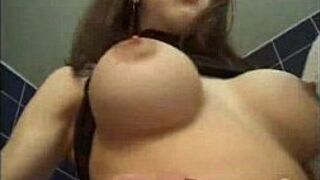 Две восточные арабские красотки делят большой западный французский член в ванной - порно видео