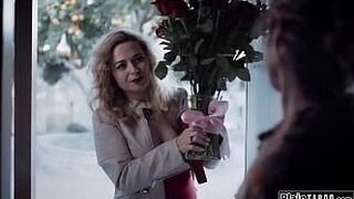 Мужик трахает сумасшедшую милфу, чтобы вернуть жену - порно видео