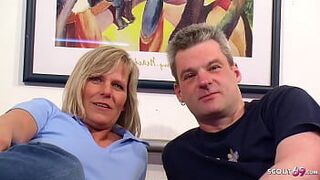 Муж позволяет странным парням трахнуть его зрелую жену в тройничке - порно видео