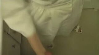 Шаловливая медсестра дрочит пациенту - порно видео