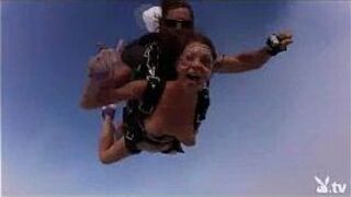 Обнаженные горячие девушки - прыжки с парашютом! - порно видео