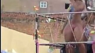 Обнаженная лошадь блондинка на уличном карнавале - порно видео