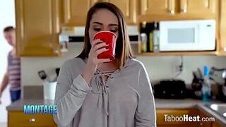 Эшли Андерсон в отчиме использует пассивную падчерицу - порно видео