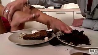 Шоколадное наслаждение для пальцев ног! - порно видео