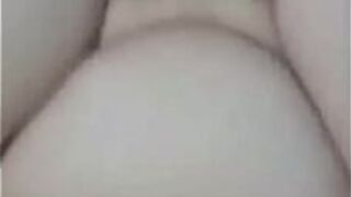 Качает свою похотливую жену - порно видео