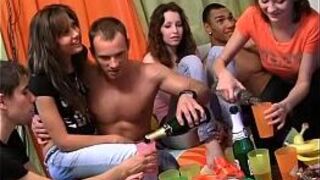 Обнаженные танцы и дикий групповой секс на вечеринке - порно видео