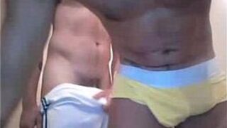 Гей-пару застукали перед камерой вживую - порно видео