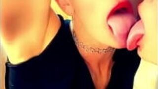 МИЛФ БЛОНДИНКА ПЛЕТЕТ И ЛИЗИТ ЗЕРКАЛО, ГРЯЗНО ГОВОРИТ, ЛЕСБИЙСКАЯ РОЛЕВАЯ ИГРА, УТЕЧКА - порно видео