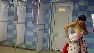 большие сиськи вуайерист в душе - порно видео