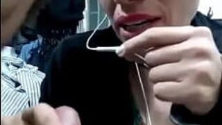 Венесуэлька сосет моему другу, пока муж работает - порно видео