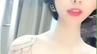 Высокопарная красотка Уродливая Тетя не пошла полностью на искушение обнажиться - порно видео