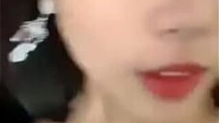 Селфи молодой женщины с большими сиськами и большой задницей - порно видео