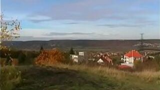 Возбужденная тинка соблазняет старого ебаря, трет ее сладкую киску - порно видео