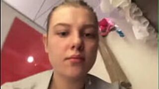 Мастурбирую в примерочной. Переодеться и засветить сиськи - порно видео