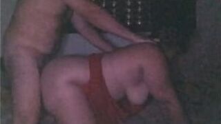 В темноте он забирается на меня сверху и вкусно трахает - порно видео