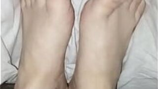 ГретаЛа - ее натуральные босые ноги без лака для ногтей - порно видео