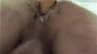 Парень соло скачет на дилдо на присоске - порно видео