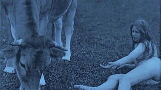 старинные детки с домашними животными - порно видео