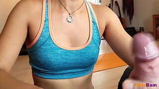 Я занимаюсь фитнесом, а он дрочит - порно видео