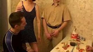 Мила выебана на кухне - порно видео