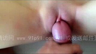 Жену в очках трахнули во время просмотра порно видео - порно видео