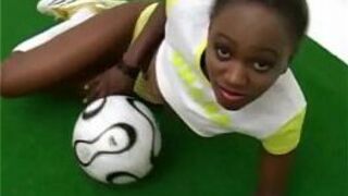 Шведская футбольная крошка соблазняет в униформе - порно видео