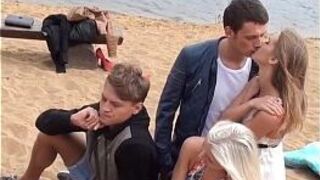 Секс фильм на улице с двумя горячими телочками - порно видео