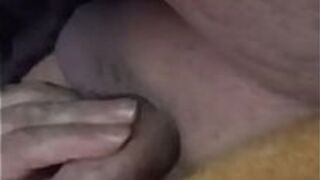 Он смотрит спорт и дрочит - порно видео