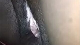 Черная милфа с кремовой киской от витилиго - порно видео