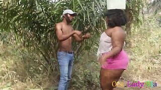Слитое в сеть секс-видео африканской модели-толстушки, занимающейся хардкорным сексом по-собачьи в кустах с местным фермером где-то в Африке, становится вирусным - порно видео