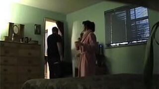 У этого сантехника появилась дополнительная работа, когда он согласился на эту работу. - порно видео